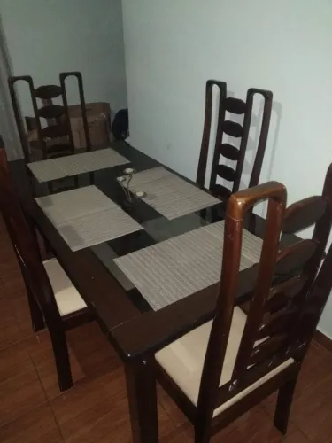 Mesa de jantar com 4 cadeiras 