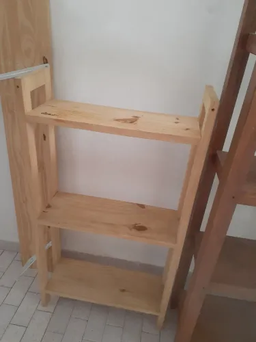 Estante com 3 prateleiras de Pinus