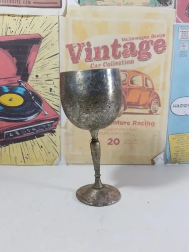 Taça de metal banhada 