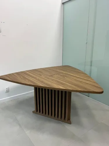Mesa triangular para escritório com elétrica