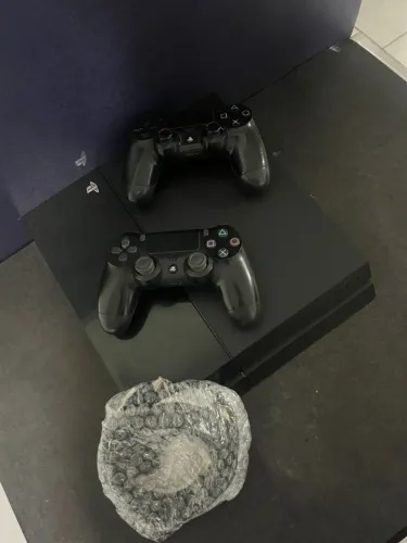 PS4 Fat 500GB Preto com 2 Controles - OLX Pay - Edição Barça - Águas Claras