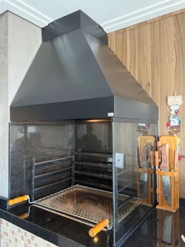 Coifa preta com suporte de vidro + kit de churrasco