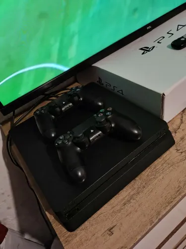 Play 4 semi novo!! Slim!