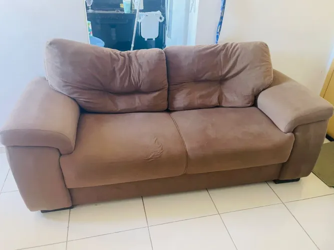 Sofá 2 lugares com almofadas