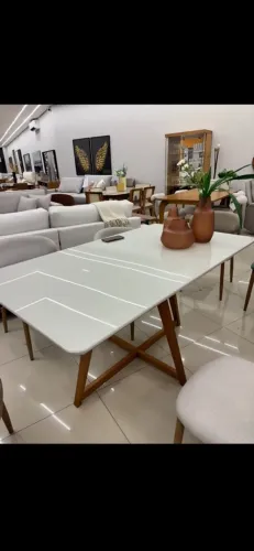 Mesa de jantar com tampo de vidro branco