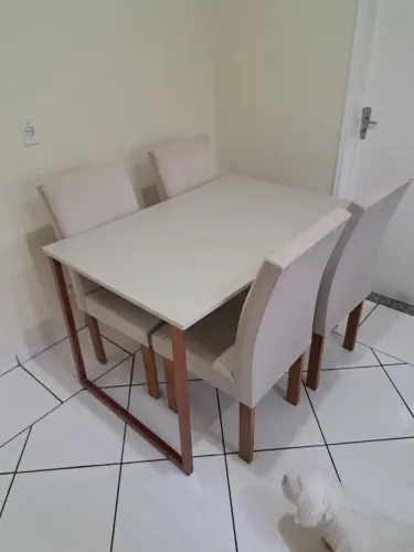 Mesa com 4 cadeiras