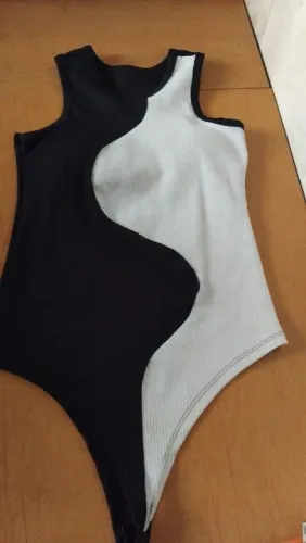 ? Body Bicolor Canelado - Elegância que Valoriza a Silhueta
