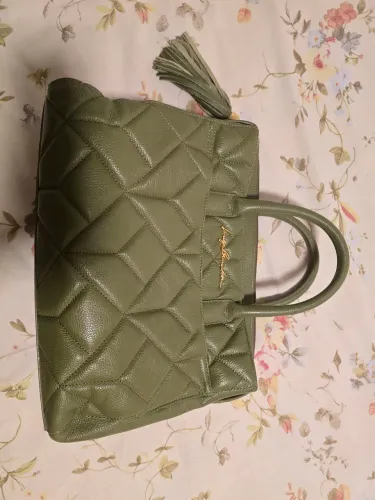 Bolsa Luiza Barcelos em couro Verde Oliva medindo 38x28