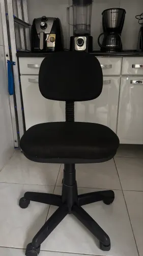 Cadeira de escritório preta giratória