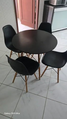 Jogo de mesa com cadeiras
