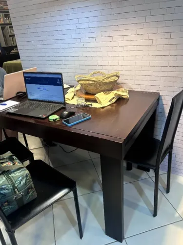 Mesa de jantar retangula de madeira extensivel com 4 cadeiras pretas de couro