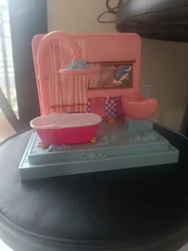 Banheiro baby secret com banheira e pia que saem água de verdade