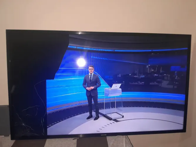 Vendo TV Samsung Smart 43 polegadas, porém com a tela quebrada! Ficiona normalmente.