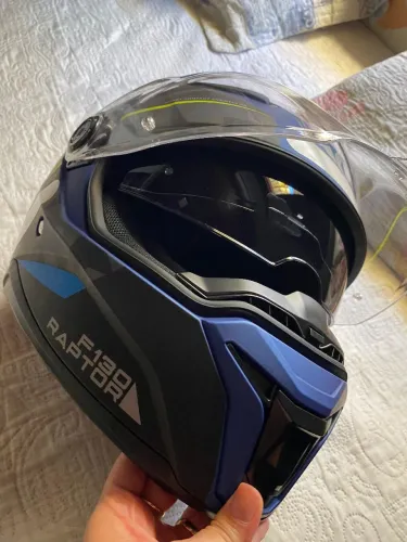 Capacete Axxis com óculos