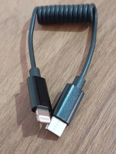 Mini Cabo aspiral com conectores lightning e USB - C.