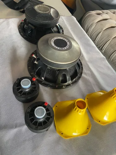 Falantes Eros 12 polegadas de 1000 rms de potencial mais 2 drives kromus