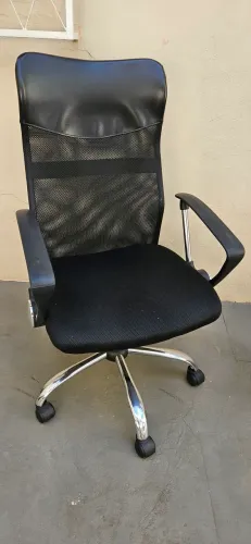 Cadeira de Escritório Presidente Giratória Preta PRE-004