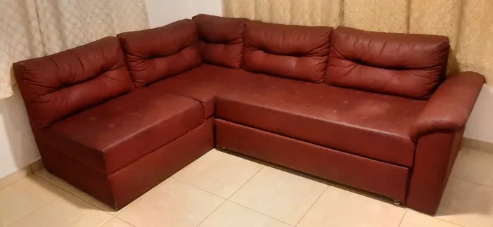 Sofá em L com baú e cama embutida (tecido aquablock)
