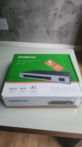 Switch 9 portas Fast Ethernet com 8 portas PoE+