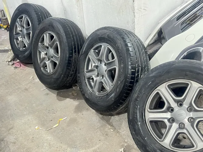 Rodas 17 Ford pneu em bom estado 