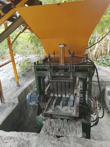 Vendo máquina de blocos e canaletas 