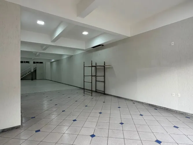 Loja Comercial com 200m² e Mezanino para Locação em Localização Estratégica no Prado