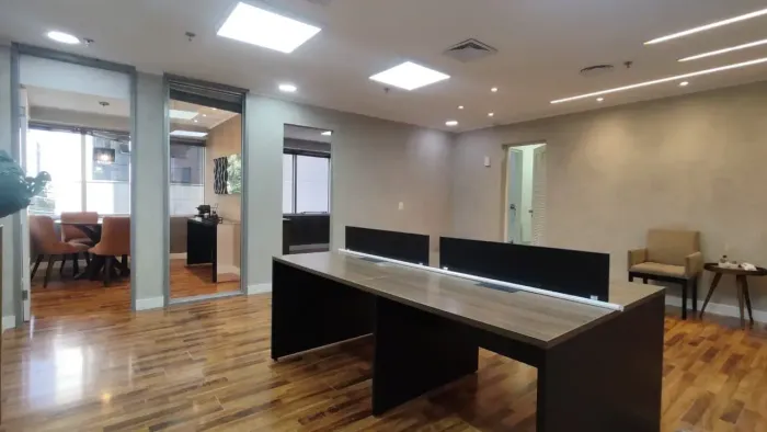 Sala com 134m² dividida em 7 Salas para reuniões/Adm./Atendimento Possui Copa Banheiros  4