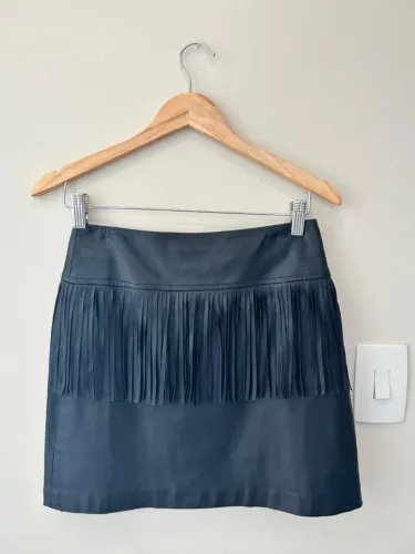 Saia de couro sintético com franjas boho chic
