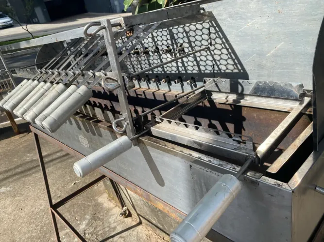 CHURRASQUEIRA INOX POLI GRIL 30 ESPETOS GIRATÓRIOS 