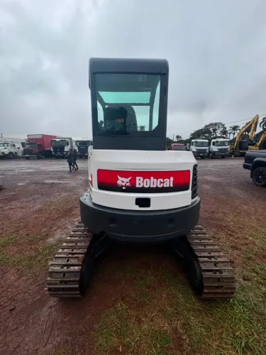 Mini Escavadeira Bob cat E35