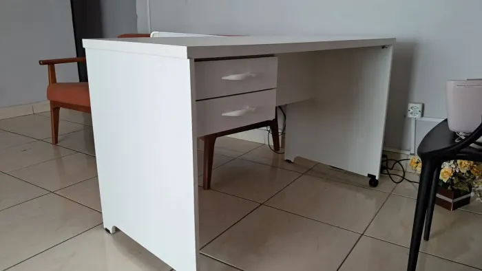 Mesa de escritório ou consultório cor branca