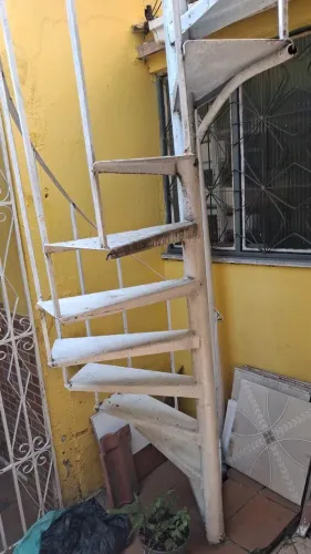 Escada caracol em ferro