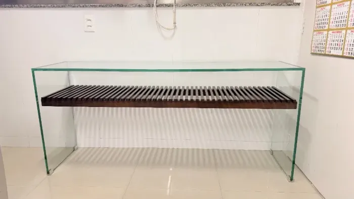 Aparador de Design Vidro Temperado 15mm e Ripado de Madeira - Raridade