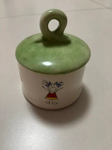 Pote de cerâmica com tampa verde feito a mão