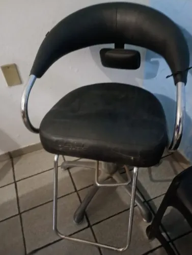 Cadeira hidráulica pouco usada