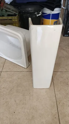 Tanque de lavanderia pequeno, com válvula já instalada