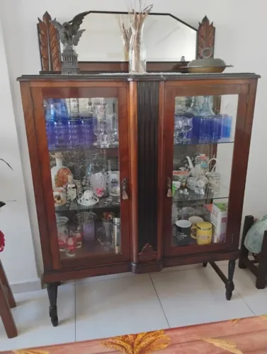 Conjunto Original de Móveis Antigos em Madeira Nobre - Ideal para Novelas, Cinema