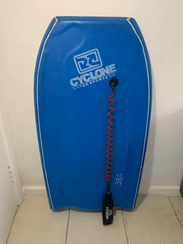 Prancha Bodyboard Cyclone 38.5" + Leash Espiral Original (Excelente Estado)
