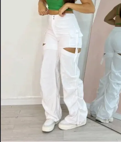 Calça com abertura lateral