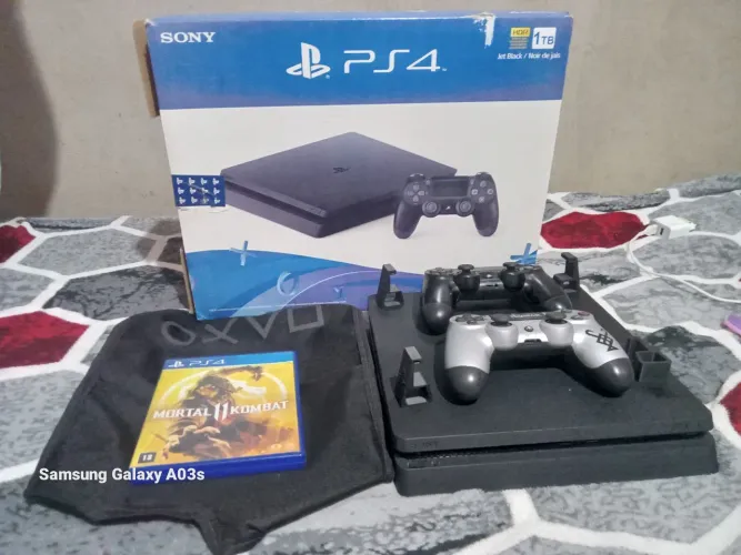 Vende-se ps4 1tb 2 controles(1 personalizado)capa anti poeira 4 pezinho (suporte ps4) 