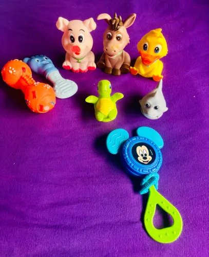 Kit com 8 mordedores e brinquedos macios
