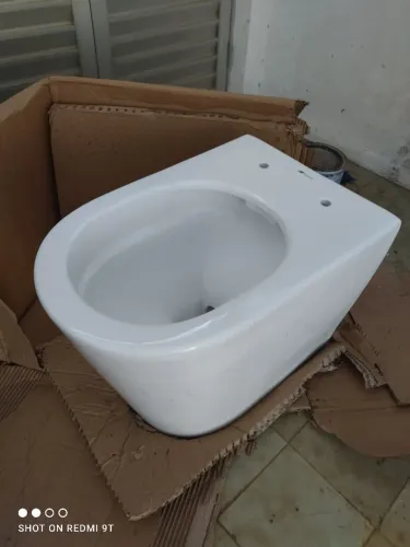 Vaso sanitário novo com um pequeno defeito de Fábrica na parte externa, na terceira foto
