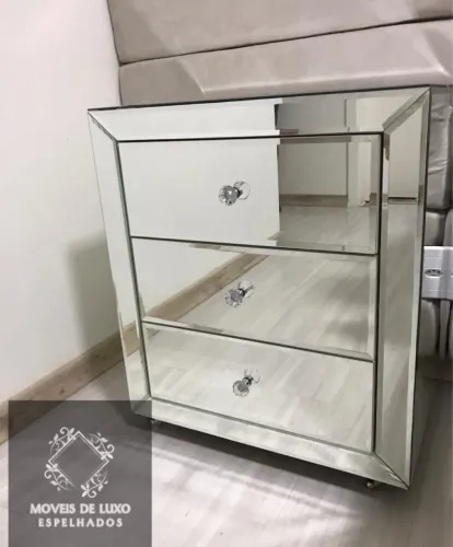 Mesa de cabeceira espelhada