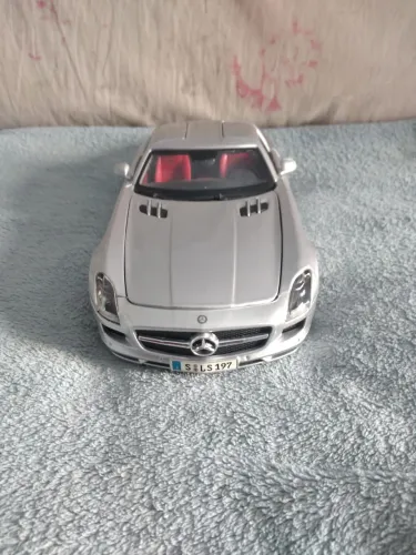 Miniatura Mercedes escala 1/18 marca Maisto