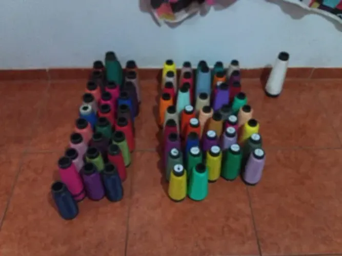 Lote com 168 cones de linha para costura