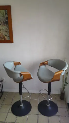 Cadeira bristo design madeirada e couro cinza