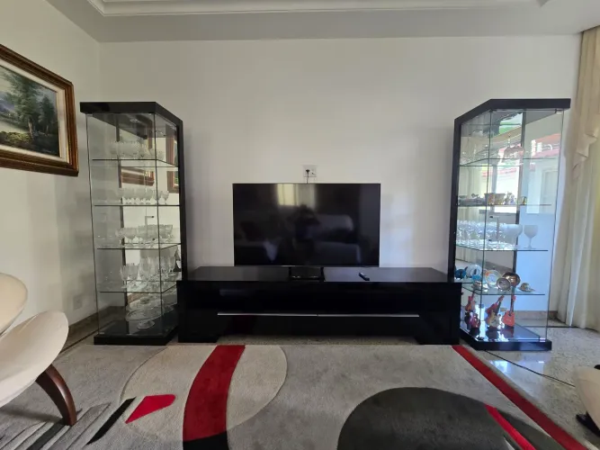 Rack com 2 cristaleias de vidro com mdf