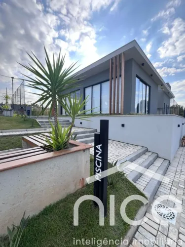 Casa em construção, em condomínio fechado, no bairro Rio do Meio, em Itajaí/SC