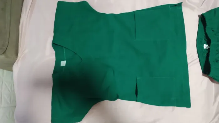 Vendo dois jaleco, um scrib e uma parte de cima de scrib . todos feminino tamanho p