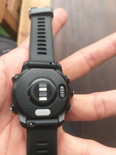 Relógio Garmin Forerruner 245 music bateria dura uma semana possui mancha na tela.